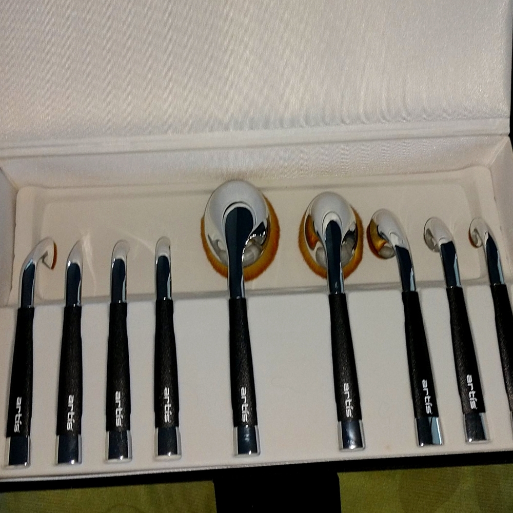 Artis Fluenta nine-piece  brush set